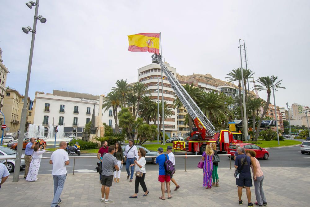 Los "Amigos de la bandera de España" reponen la enseña de la Plaza del Mar