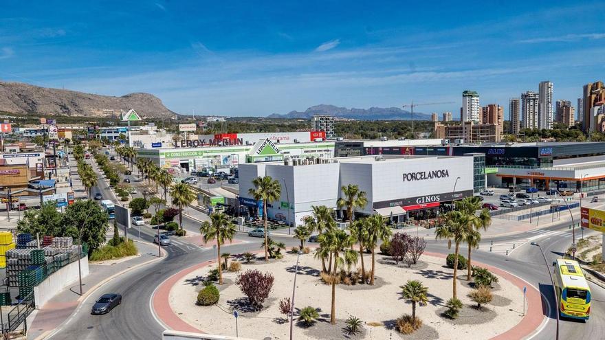 El bulevar comercial es un gran eje económico a medio camino entre La Cala y el casco histórico.