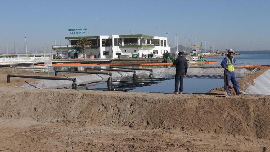 Así trabaja la brigada de limpieza en el Mar Menor