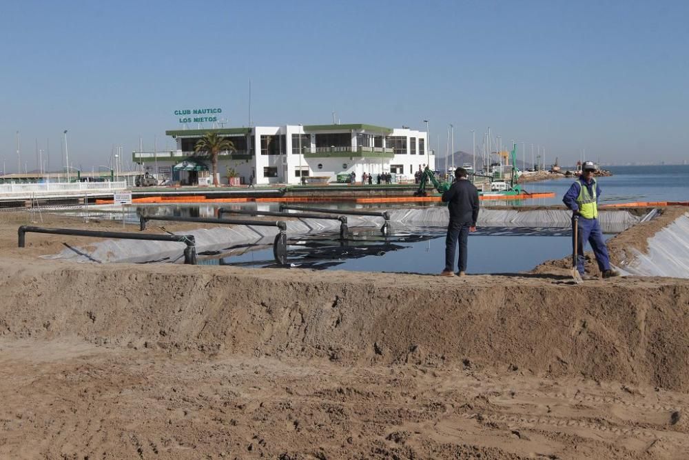 Así trabaja la brigada de limpieza en el Mar Menor