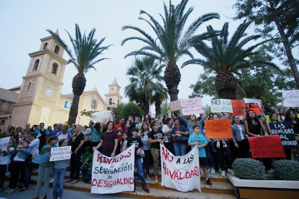 Unos 250 alumnos, profesores y padres secundan la protesta contra la Lomce y las nuevas pruebas en Torrevieja