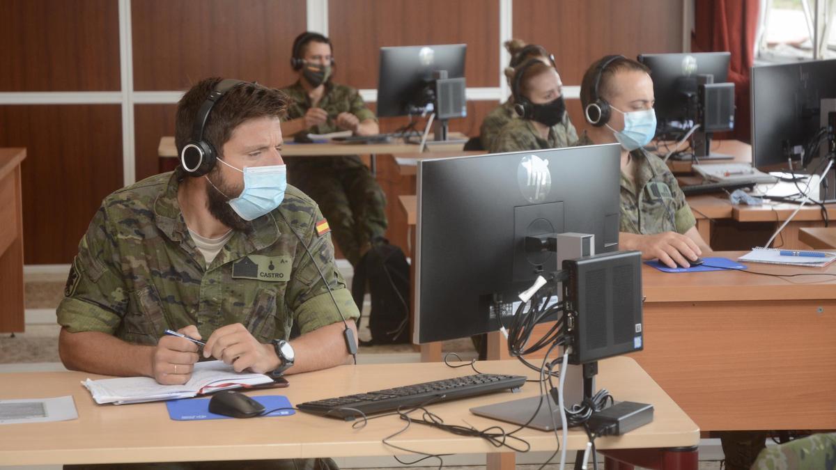 Militares encargados del rastreo de contagios de COVID en sus oficinas.