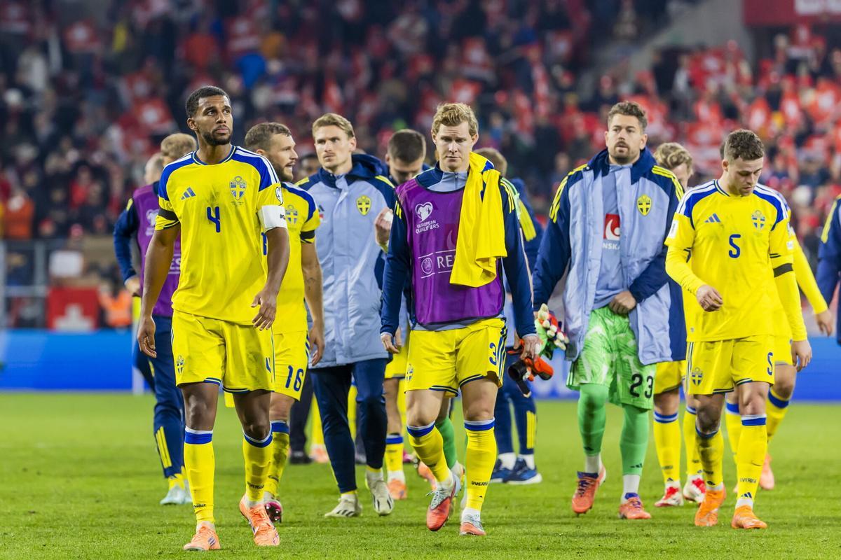 GENEVA (Switzerland), 15/11/2025.- Sweden's players look disappointed after losing the FIFA 2026 World Cup Group B qualifying soccer match between Switzerland and Sweden, in Geneva, Switzerland, 15 November 2025. (Mundial de Fútbol, Suecia, Suiza, Ginebra) EFE/EPA/SALVATORE DI NOLFI