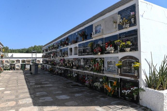 Cementerios de San Juan y San Gregorio antes del Día de Todos los Santos