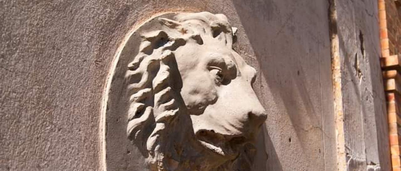 La escultura de alto relieve sustraída de la fachada del Palacio de la Colonia de Santa Eulalia de Sax.