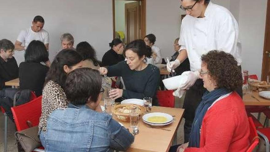 El comedor social de Cáritas abre hoy con capacidad para servir 180 comidas  al día - Faro de Vigo