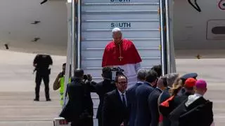 La bajada del Papa del avión, su recorrido por la alfombra roja y su salida del aeropuerto con Omella rumbo la Catedral