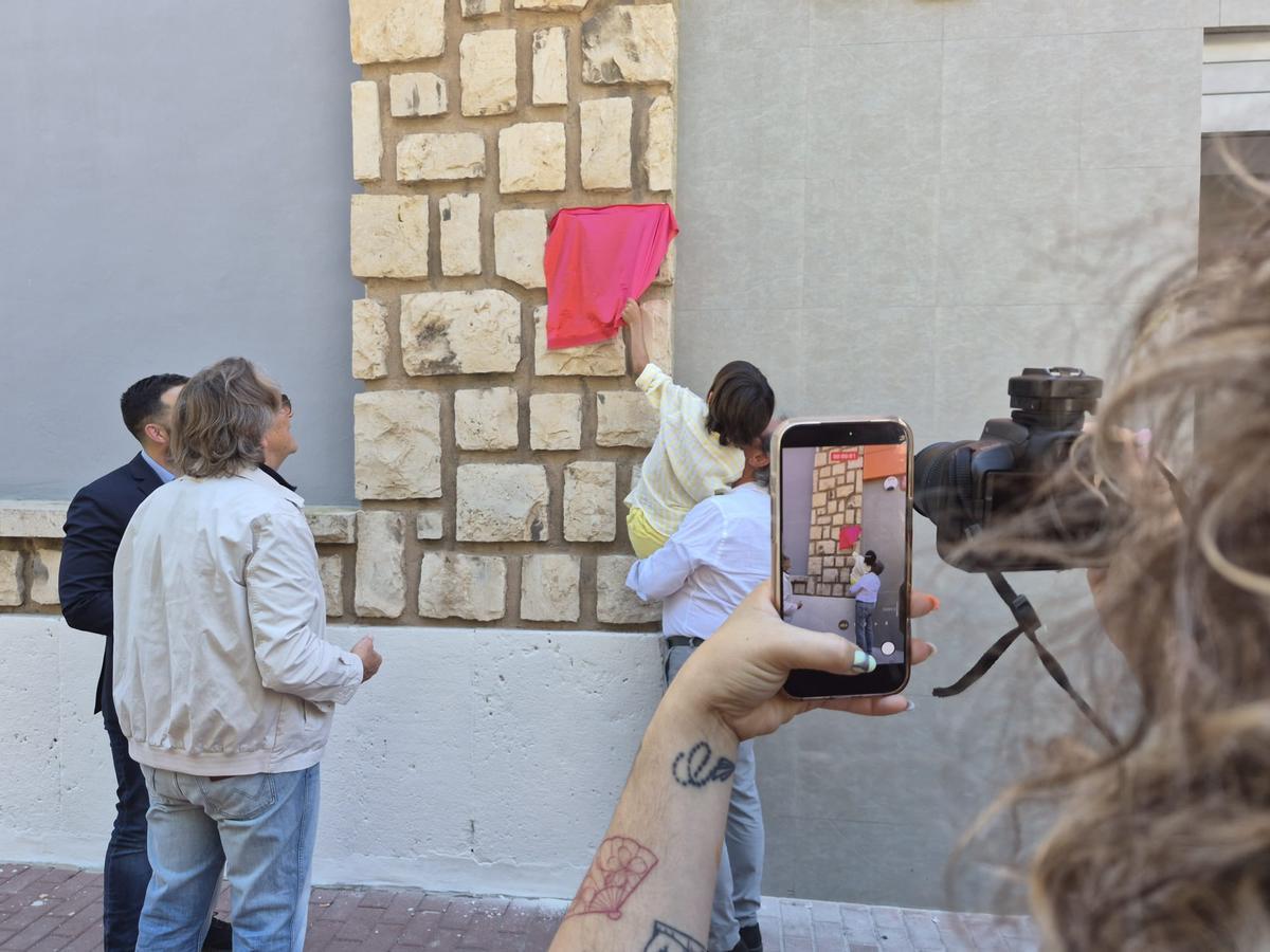 Un momento del descubrimiento de la placa.