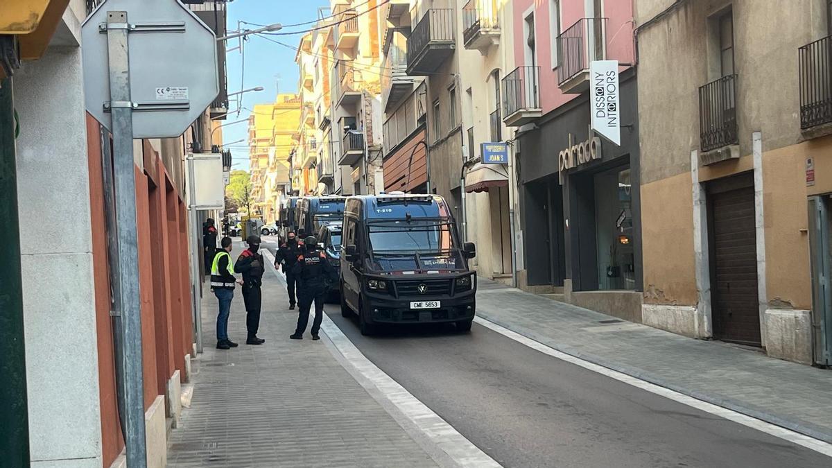 El dispositiu dels Mossos al carrer Col·legi.