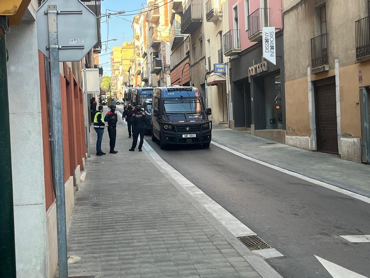 El dispositiu dels Mossos al carrer Col·legi.