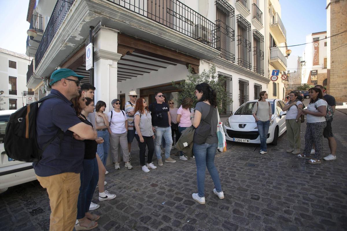 Turistas, en una vista guiada por el casco histórico.