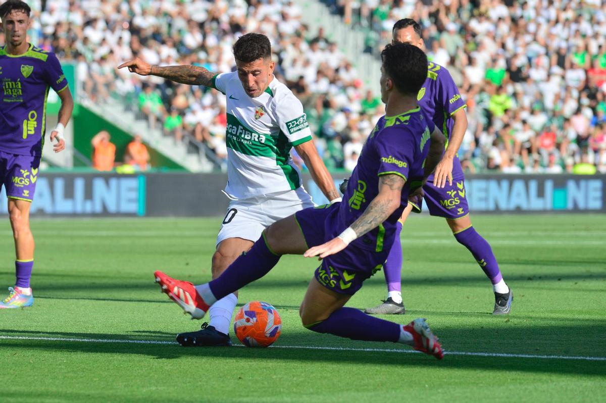 Nico Fernández Mercau, en un disparo a portería durante el Elche-Málaga.