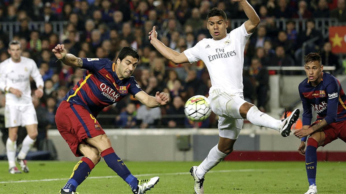 Luis Suárez remata en el clásico del año pasado en el Camp Nou