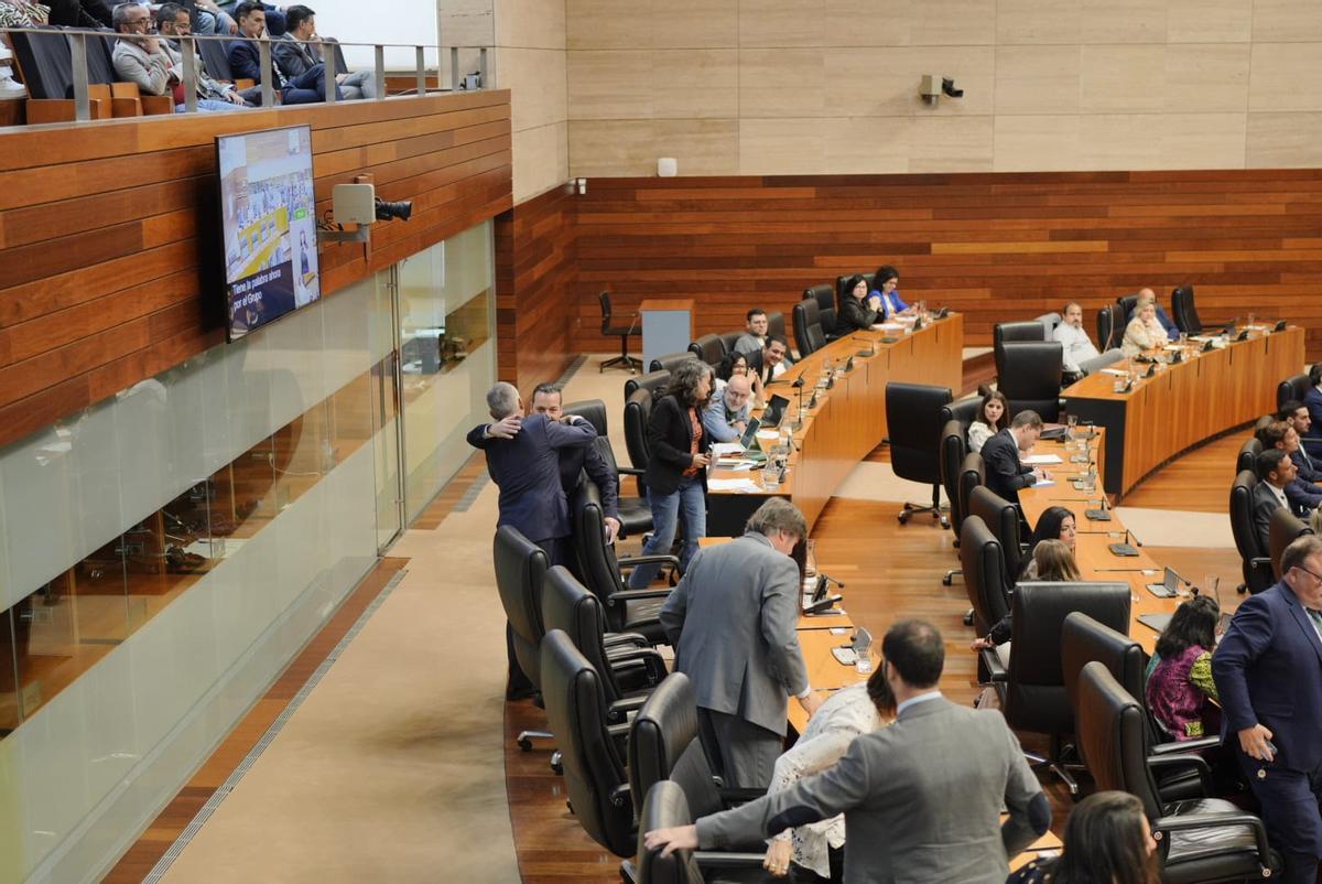 Fotogalería | Segunda sesión del pleno de investidura de María Guardiola en imágenes