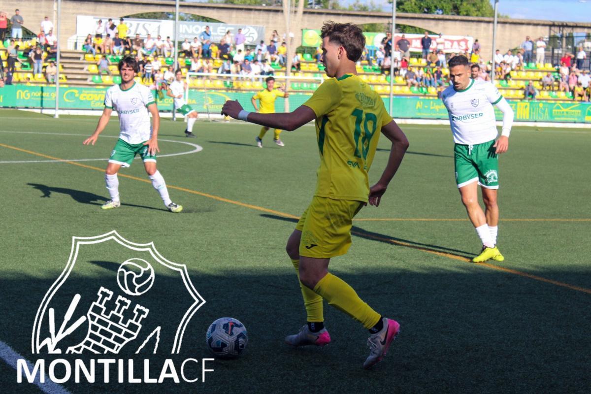 Lance del encuentro entre el Montilla y el Palma del Rio en la semifinal de la fase de ascenso.