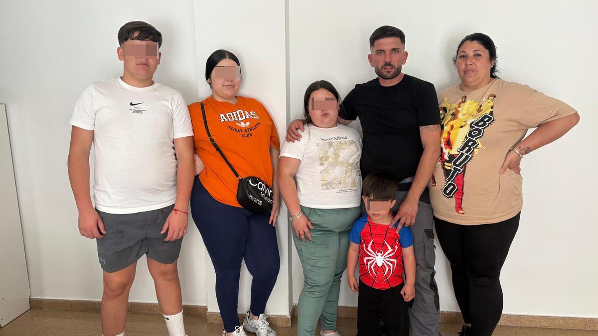 Adán Martín y su familia, esta semana, en su casa de Coto de Doñana, de la que iban a ser desahuciados.