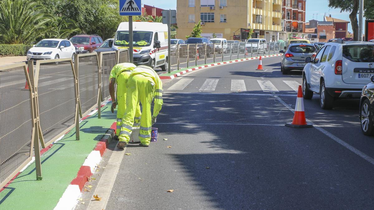 Labores de pintura en la avenida Hernán Cortés ayer por la tarde.