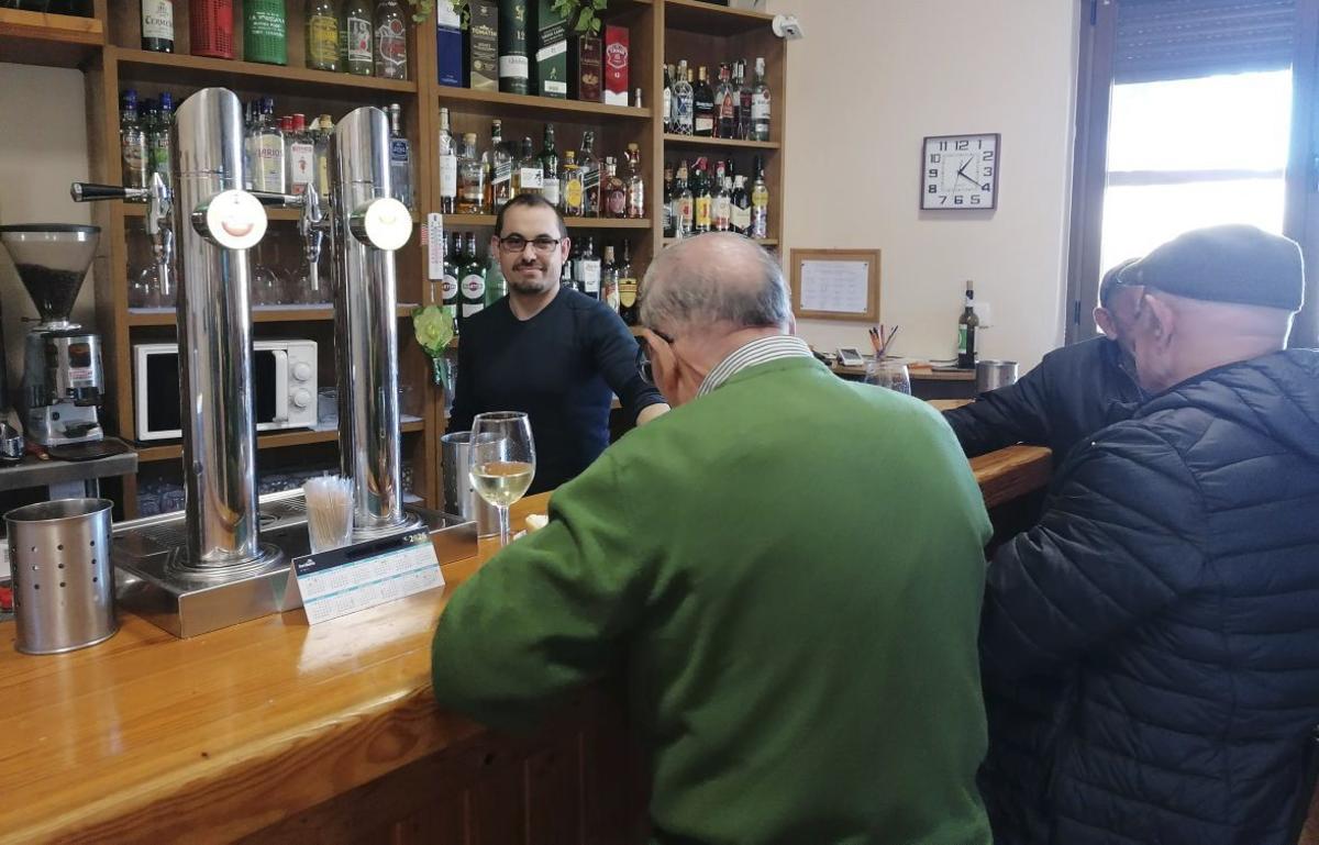 Vecinos en el bar del pueblo, que atiende un trabajador contratado por el Ayuntamiento.