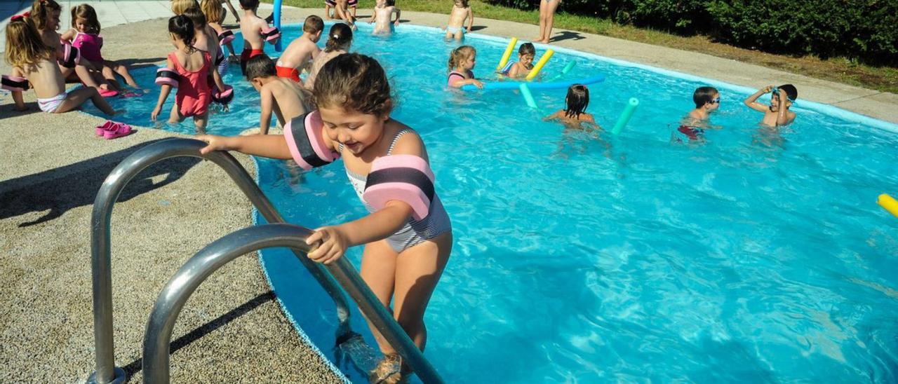 Piscina municipal de Dena, antes del cierre por la pandemia.   | // IÑAKI ABELLA