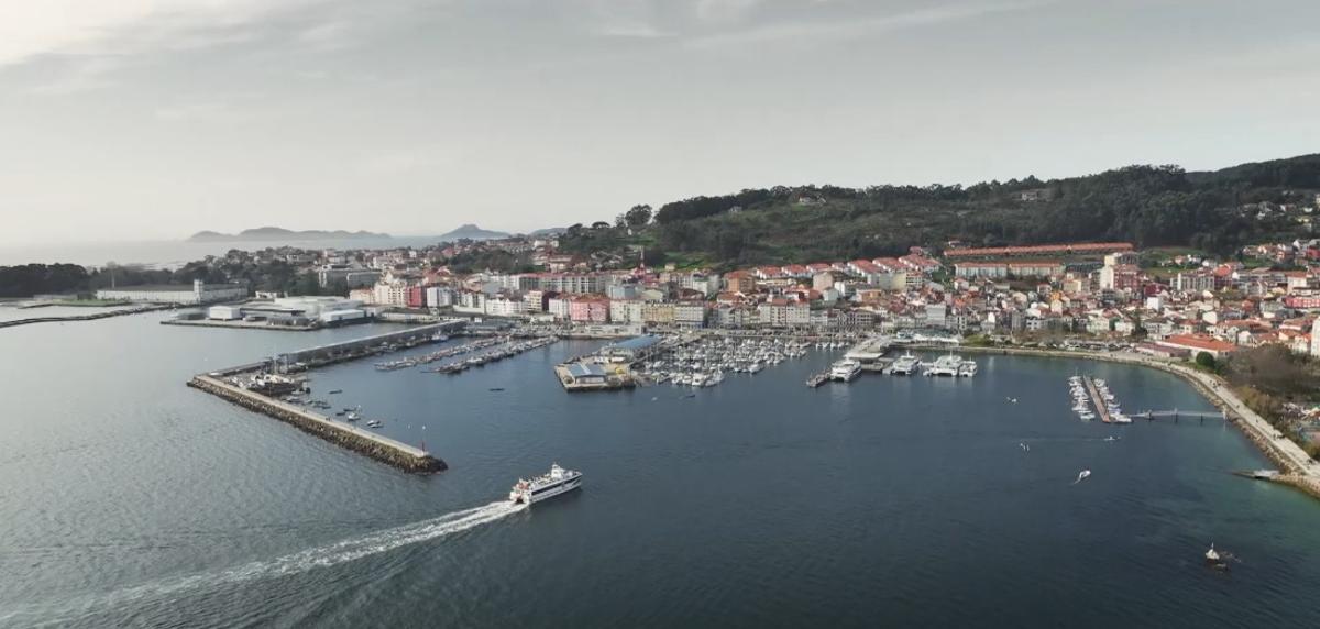 Plano xeral de Cangas en la serie "Ágata y Lola".