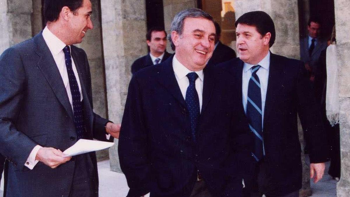 Eduardo Zaplana, Joaquín Barceló &quot;Pachano&quot; y José Luis Olivas en una visita a Terra Mítica en 2005. Los tres van a ser juzgados en el caso Erial.