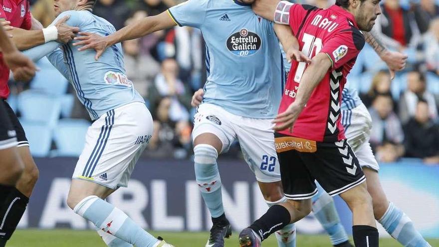 Andreu Fontás y Gustavo Cabral defienden un saque de esquina durante el choque de ayer ante el Alavés en Balaídos. // José Lores