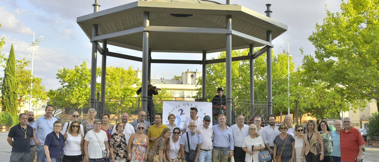 Inauguración del templete de Cerro de Reyes con vecinos y el alcalde, Ignacio Gragera.