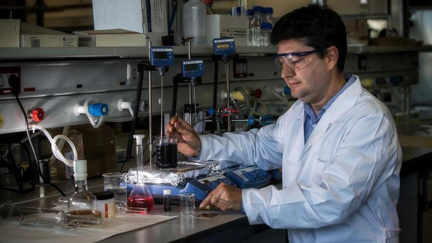 Javier García en su laboratorio de la Universidad de Alicante