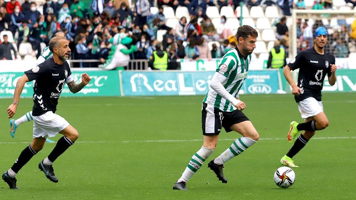 José Cruz conduce el balón durante el encuentro ante el Tamaraceite en El Arcángel.