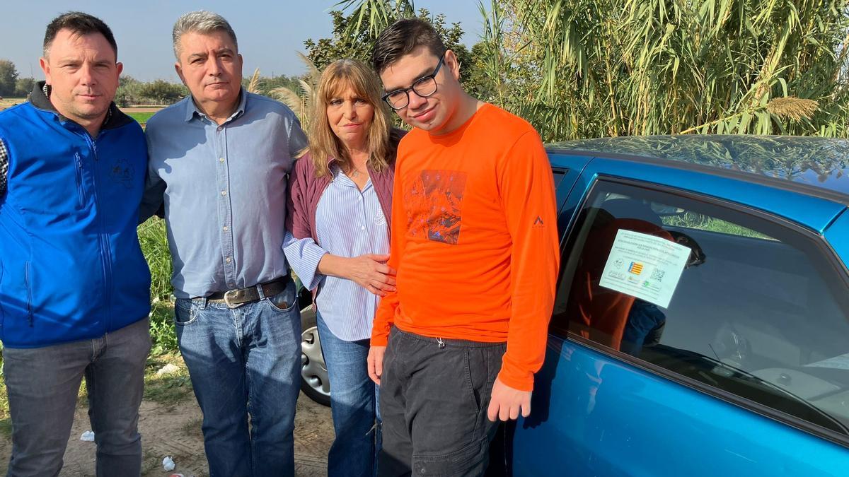 Pilar y su hijo Kevin, junto a los dos voluntarios que se desplazaron a Paiporta para entregarle el vehículo.