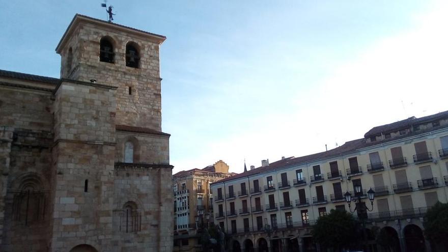 La iglesia de San Juan y la Plaza Mayor de Zamora, a primera hora de esta mañana.