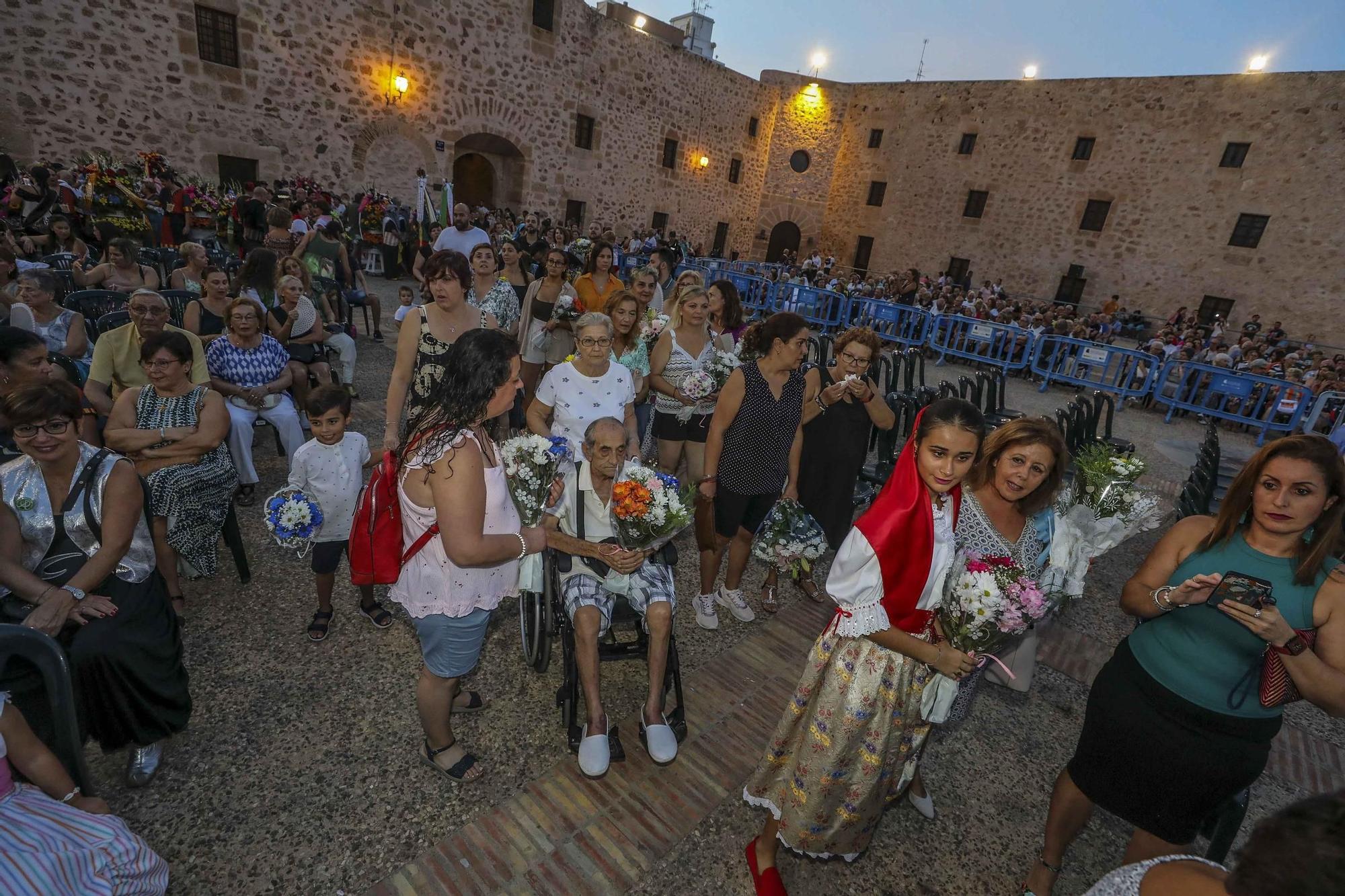 Manto de flores para la patrona de Santa Pola