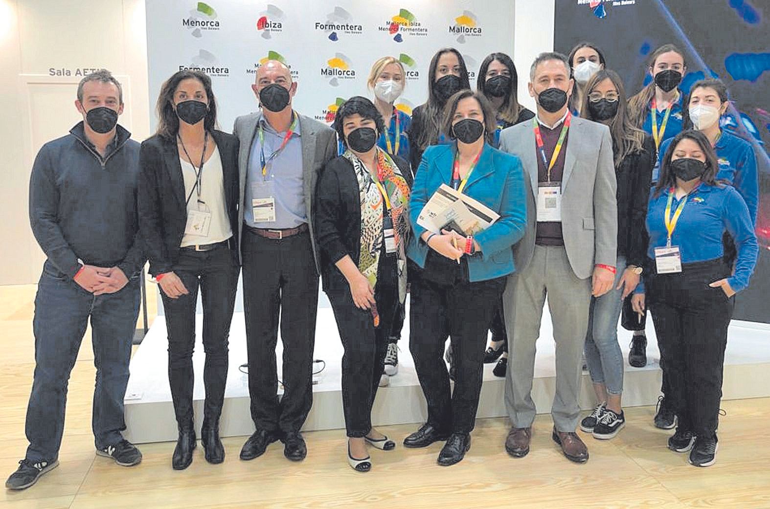 El equipo de la AETIB, responsable del stand de Fitur, con su responsable, Antònia Cañellas.