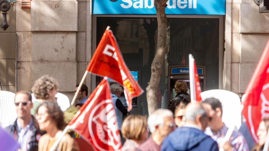 La primera huelga de la banca en 40 años cierra más del 80% de las oficinas en Alicante