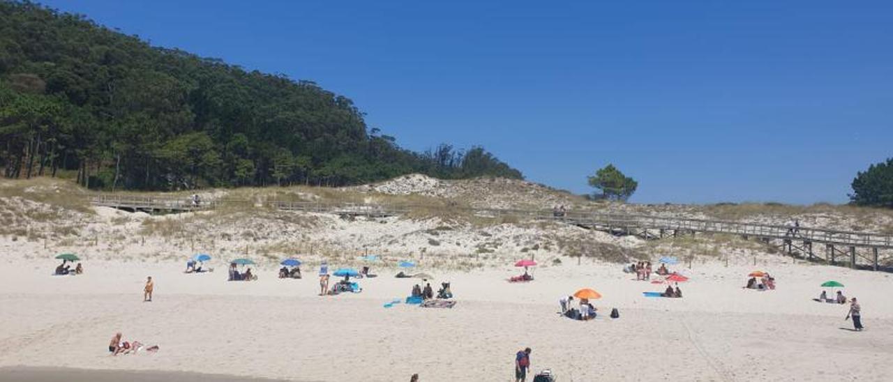 Bañistas en la playa de Rodas, ayer.