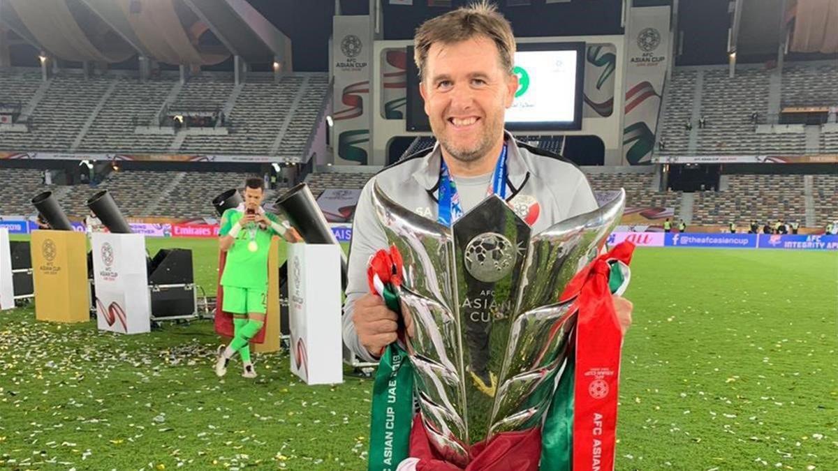 Sergio Alegre, ayudante de Fèlix Sánchez en Catar, posa con la Copa de Asia.