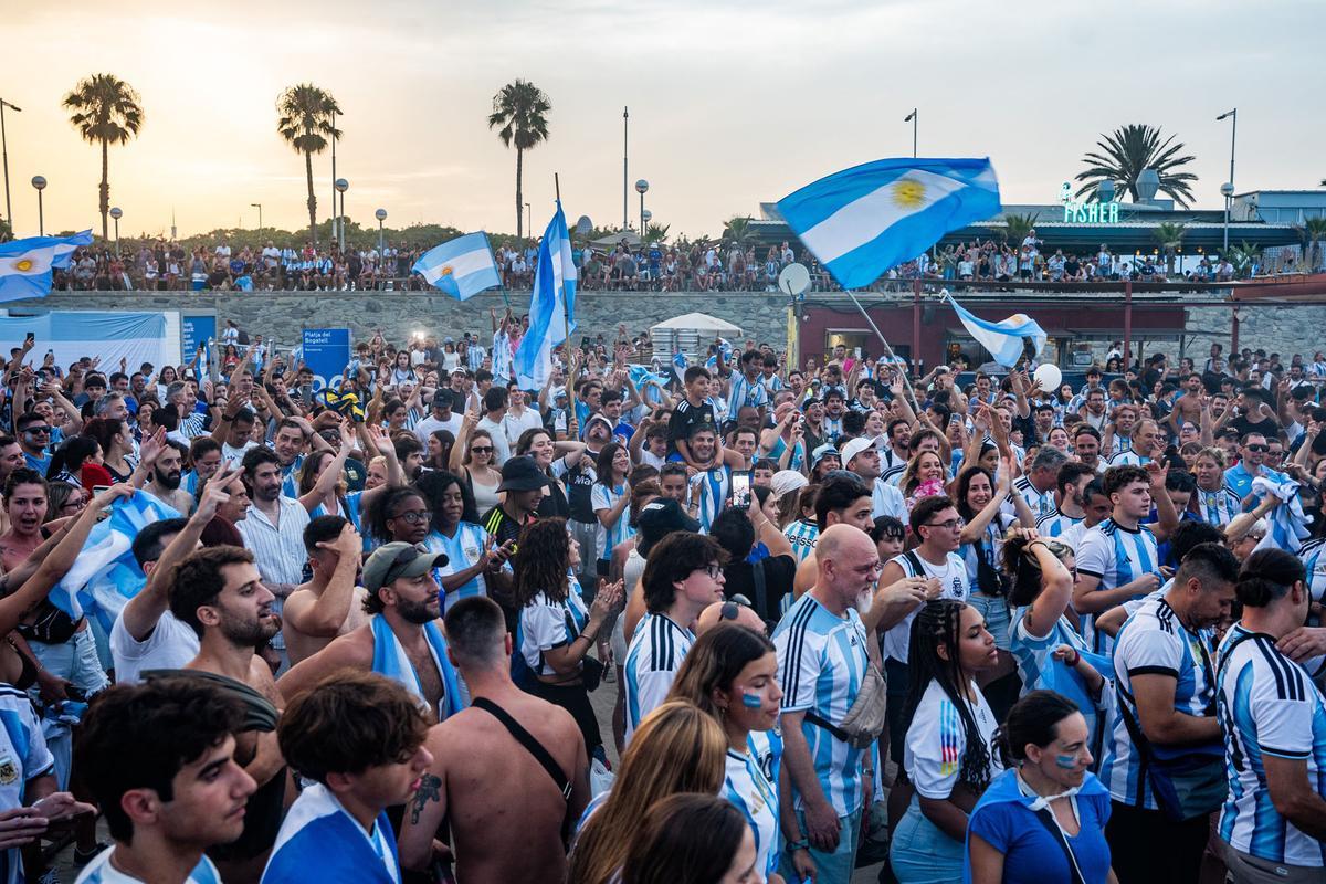 Aficionados argentinos se reúnen en la playa del Bogatell el día antes de la gran final contra España del Mundial