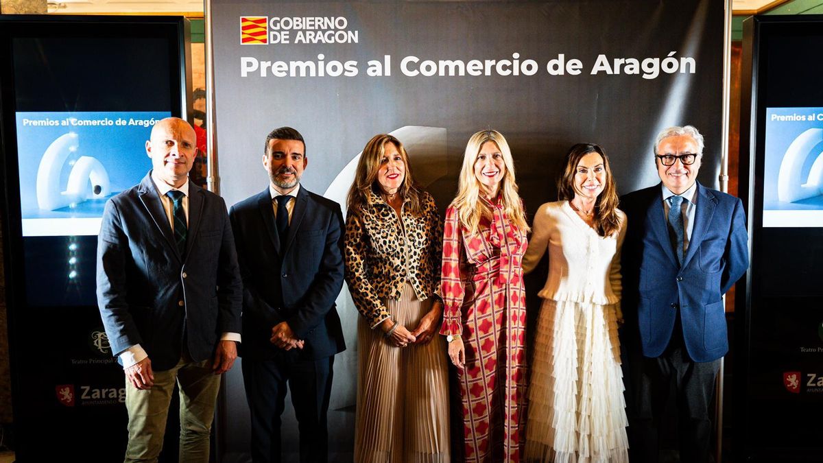 Los premiados en la cuarta edición de estos galardones junto a la vicepresidenta de Aragón, Mar Vaquero.