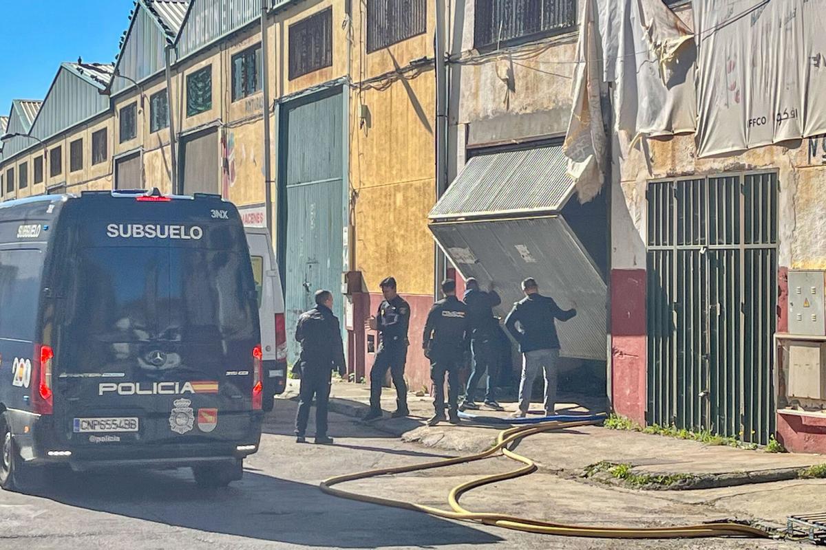 La Policía Nacional española comprueba este domingo una de las dos naves enlazadas entre sí, un posible narcotúnel utilizado para pasar droga de Marruecos a Ceuta.