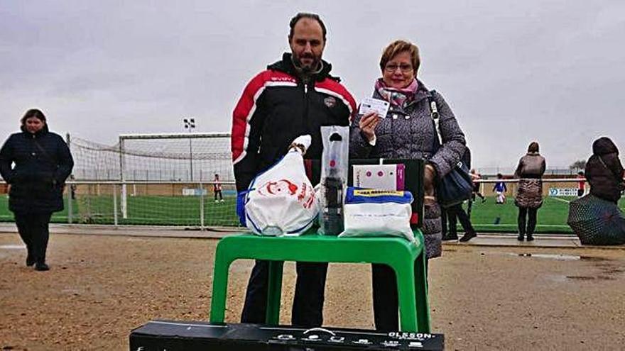 Manuela Manteca recibe la cesta sorteada por el Athletic Toresano