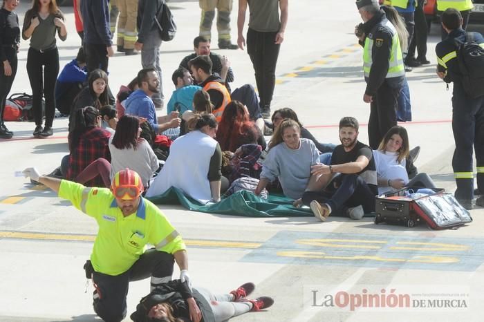 Simulan un accidente aéreo en aeropuerto