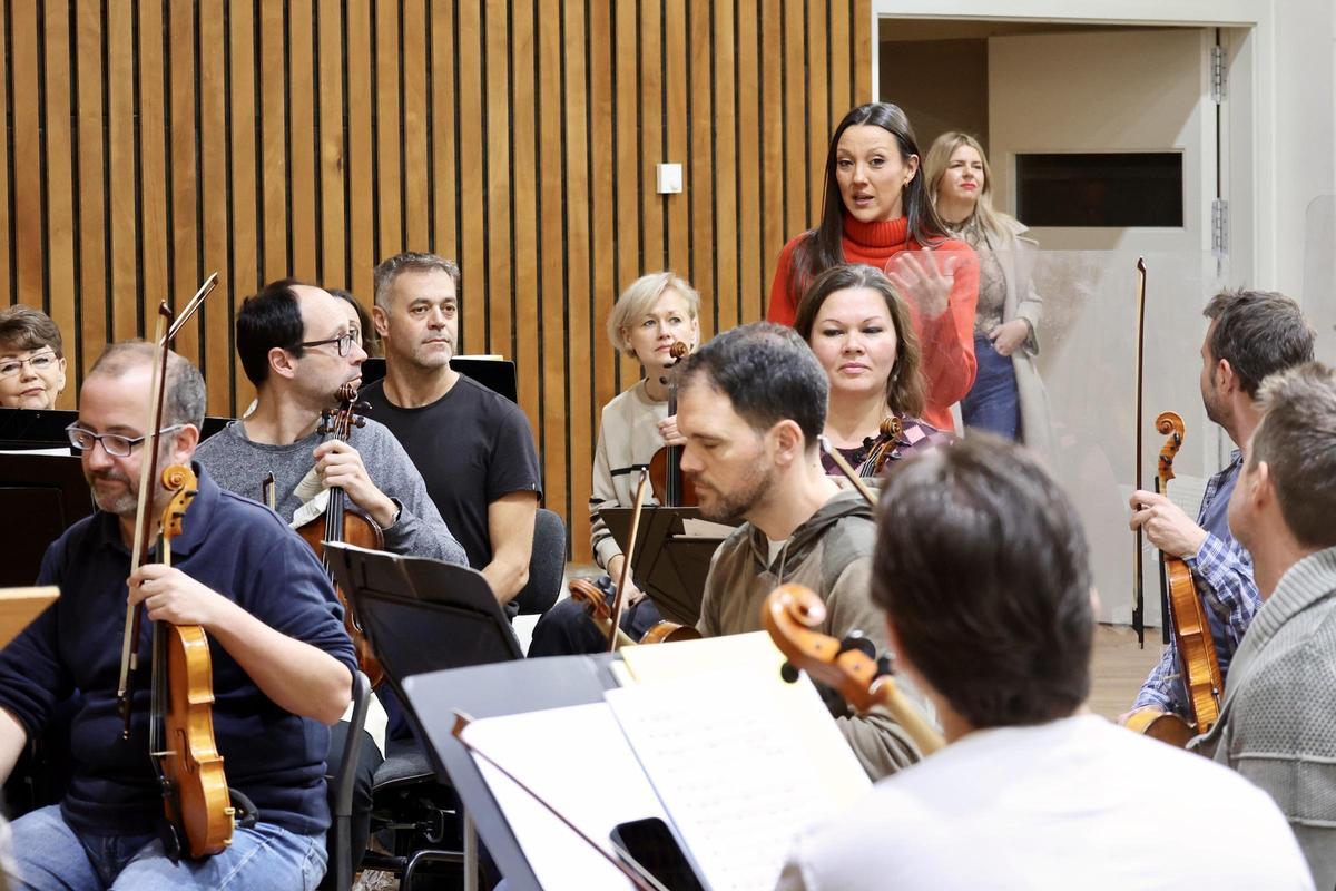 La consejera Carmen Conesa visita el ensayo del espectáculo 'El Grinch'