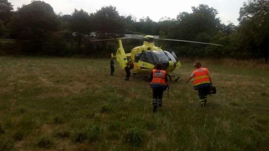 Helicóptero con el que fue evacuado el herido. // FdV