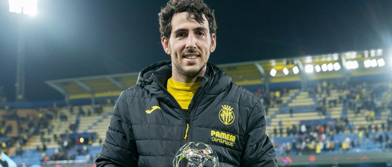 Dani Parejo, con su trofeo a la conclusión del Villarreal-Young Boys.