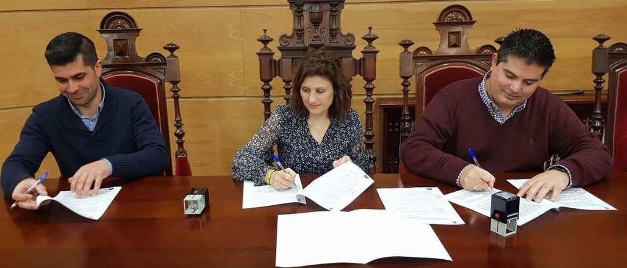 Cacabelos, Abal y Charlín durante la firma del convenio. // Noé Parga