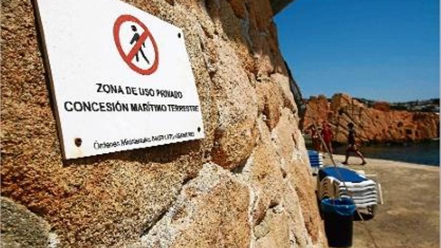 Un senyal que indicia que està prohibit l&#039;accés públic al Club de Mar.