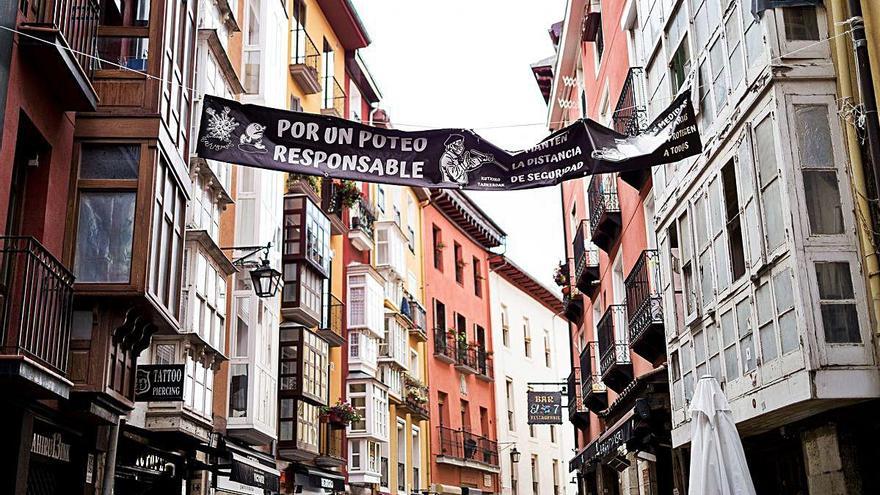 Pancarta al carrer Cuchillería de Vitòria, focus de l&#039;oci nocurn.