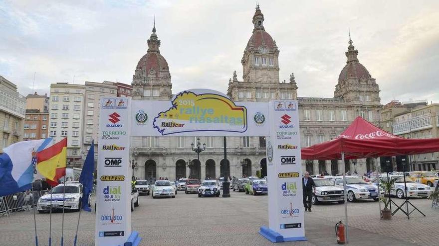 La plaza de María Pita fue el centro de reunión de los participantes del Rally Rías Altas del año pasado.