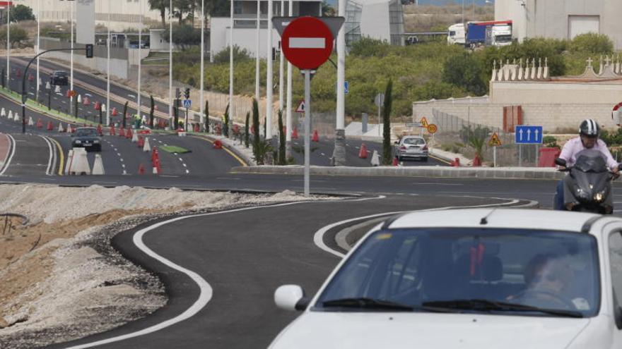 El nuevo tramo que ya se puede utilizar por parte de los conductores tiene tres carriles por sentido y carril bici, como el resto de la Costera Norte.