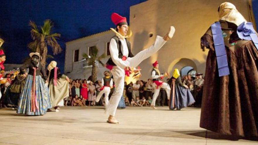 El baile popular a cargo de los grupos locales Es Xacoters y Es Pastorells fue seguido por centenares de espectadores. En la imagen, Jordi Riera baila la ´llarga´.